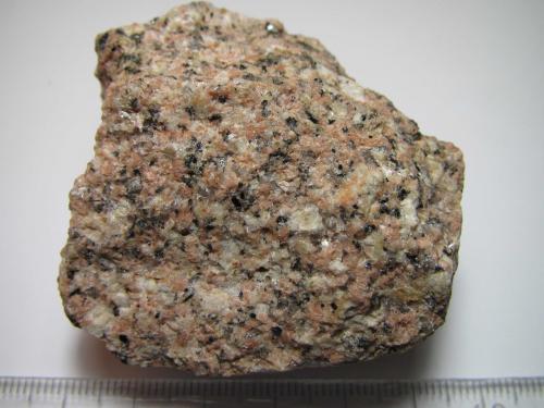 Granito
Ben Nevis, Lochaber, Escocia, Reino Unido
5 x 5 cm.
Granito en el que se reconocen los dos feldespatos debido a la diferencia de color: feldespato alcalino rosado y plagioclasa blanca, junto al cuarzo gris y la biotita negra. (Autor: prcantos)