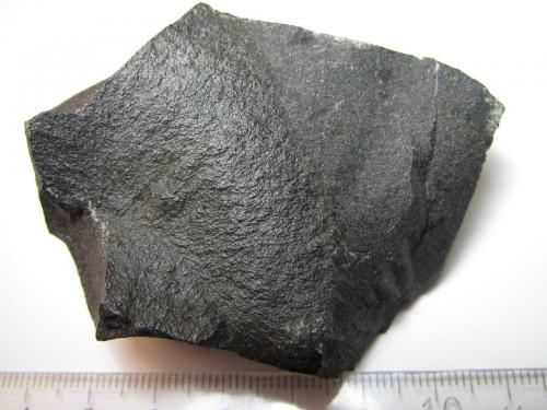 Basalto
Antrim, Irlanda del Norte, Reino Unido
5 x 4 cm.
Un basalto negro de estructura afanítica (sin cristales apreciables). (Autor: prcantos)