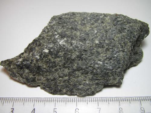 Toba de ceniza
Snowdon Mountain, Gwynedd, Gales, Reino Unido
8’5 x 4’5 cm.
La ceniza volcánica se define como el material piroclástico con un diámetro (medio) menor que 2 mm.  En este caso se trata de una ceniza de grano grueso y composición riolítica.  La roca presenta cierta fábrica planar que recuerda a la esquistosidad. (Autor: prcantos)