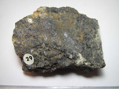 Norita
Wollaston Township, Hastings County, Ontario, Canadá
7 x 5 cm.
Roca de grano medio-grueso y algo alterada.  A la derecha de la etiqueta se aprecia un cristal tabular de plagioclasa.  Hay otros cristales también reconocibles en toda la muestra. (Autor: prcantos)
