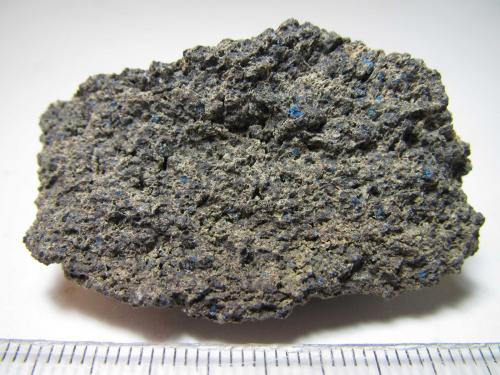 Tefrifonolita con haüyna
Punta Camello, Arucas, Gran Canaria, Islas Canarias, España
4’5 x 2’8 cm.
Una lava ligeramente porosa salpicada por los pequeños cristales azules de haüyina. (Autor: prcantos)