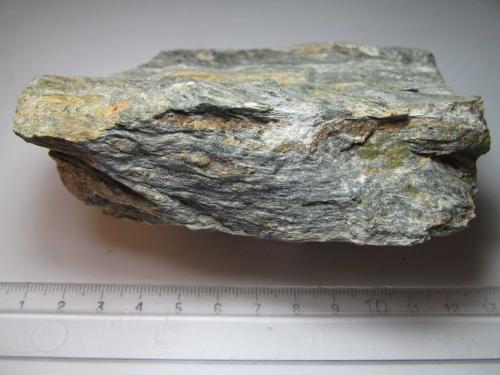 Milonita
Lom, Oppland, Noruega
10’5 x 3 cm.
Sección longitudinal de la misma roca.  Se observan algunos cuerpos de sección ovalada que nadan entre las ondas de la estructura foliada. (Autor: prcantos)
