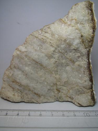 Mármol cipolínico
Charches, Granada, Andalucía, España
9’5 x 9 cm.
Otro mármol menos puro y con impurezas en disposición bandeada. (Autor: prcantos)
