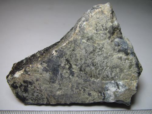 Uncompahgrita (melilitolita piroxénica)
Iron Hill, White Earth District, Gunnison County, Colorado, Estados Unidos
7 x 5 cm.
Uncompahgrita es el nombre no sistemático de la melilitolita piroxénica cuyo contenido en melilita + piroxeno excede el 65% y el piroxeno excede el 10 % (melilitolita es el nombre de las rocas plutónicas ultramáficas cuyo mineral esencial es la melilita, y los accesorios son piroxeno, olivino, perovskita, haüyina y nefelina). (Autor: prcantos)