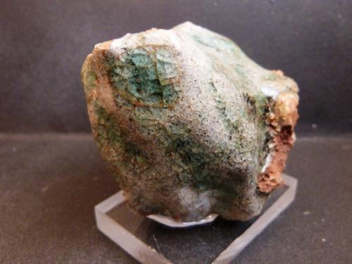 Falsa adamelita descompuesta, vitrificada por procesos hidrotermales
Bailén Jaén, Andalucía, España
5 x 5 x 5 cm.
Mediante análisis pudo verse que se trataba de vidrio antrópico (artificial) http://www.foro-minerales.com/forum/viewtopic.php?p=116092#116092 (Autor: Felipe Abolafia)