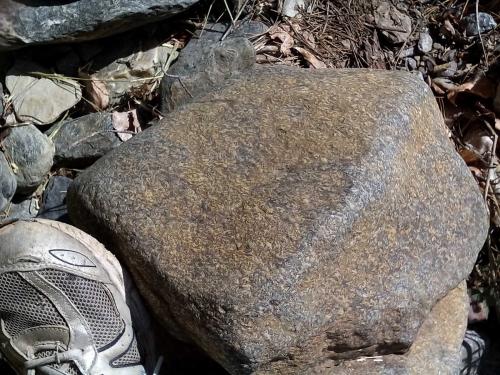 Metaperidotita
Laujar de Andarax, Almería, Andalucía, España
Un gran bloque redondeado de metaperidotita transportado hasta el lecho del río por los agentes geológicos externos. (Autor: prcantos)