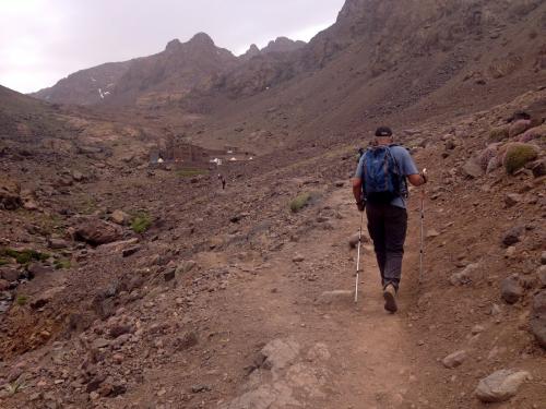 Este valle fue en su día el glaciar mas grande de África, con varios kilómetros de longitud. Actualmente solo las tarteras (canchales) y algunas marcas en la roca delatan su antigua condición.
En el centro se ve el refugio donde se hace noche antes de subir a la cumbre, situado a unos 3.200 msnm. (Autor: Josele)