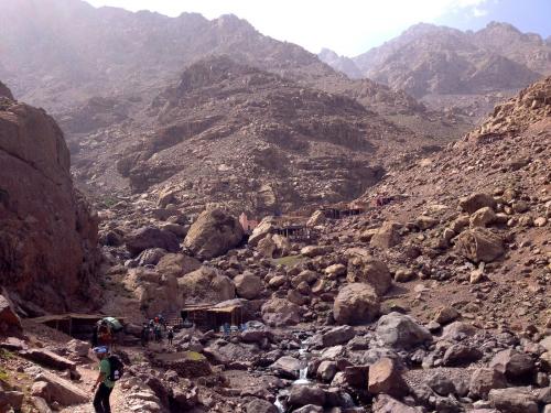 La mayor parte del macizo del Toubkal está formado por rocas volcánicas de edad precámbrica. (Autor: Josele)