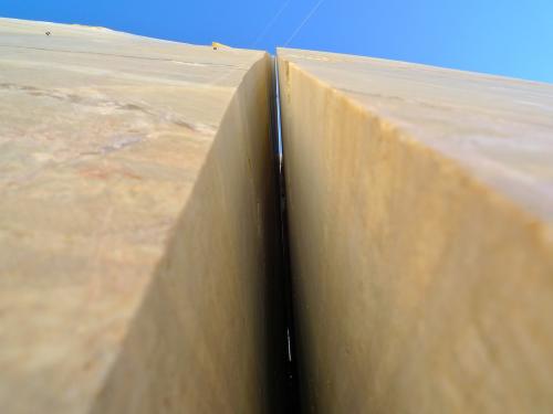 Mediante un ingenioso método que utiliza un cable abrasivo previamente pasado por unos taladros, en la cantera se cortan bloques de mas de 10 m de altura (Autor: Josele)