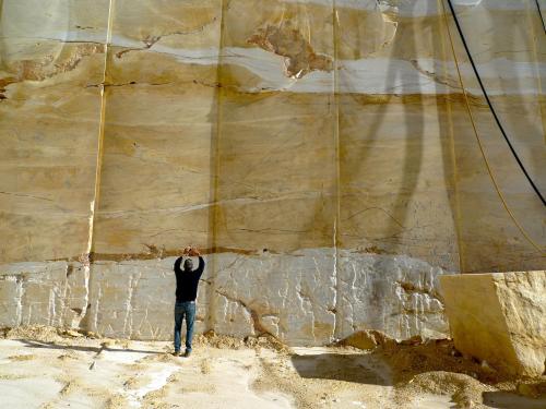 Las zonas blancas se han salvado del teñido porque por alguna razón, quizás una menor permeabilidad, a través de ellas no circuló el agua rica en hierro que afectó a la mayor parte de las rocas carbonatadas y que posteriormente se oxidó dando el tinte amarillo. (Autor: Josele)