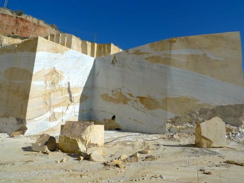 Éstos son los dos colores típicos del mármol de Macael: el "amarillo Macael" y el "blanco Macael", que puede tener más o menos vetas oscuras oscuras pero siempre alargadas, no rizadas como los mármoles italianos.
El escalón tiene unos 12 m de altura (Autor: Josele)