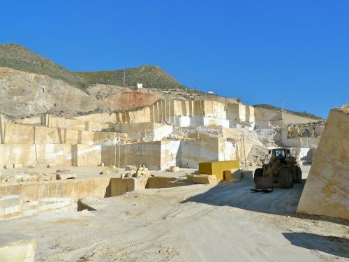 Las canteras se ubican en las zonas donde los mármoles alcanzan mayor pureza y están menos afectados por la tectónica. (Autor: Josele)