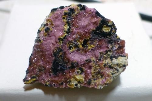 Smithsonita<br />Linda Mariquita Mine, El Molar, Comarca Priorat, Tarragona, Catalonia / Catalunya, Spain<br />1,9x1,8cm<br /> (Autor: heat00)