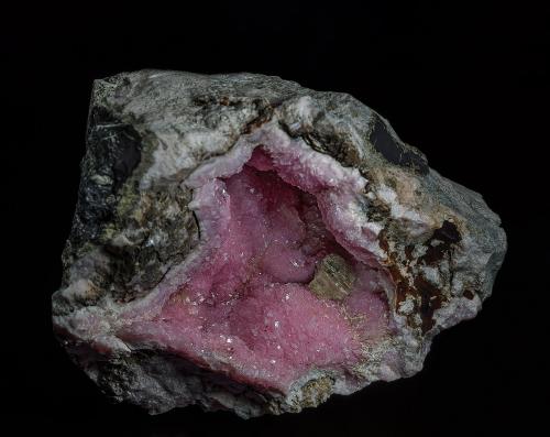 Rhodochrosite, Barite<br />Mina N'Chwaning III, Zona minera N'Chwaning, Kuruman, Kalahari manganese field (KMF), Provincia Septentrional del Cabo, Sudáfrica<br />7.8 x 5.5 cm<br /> (Author: am mizunaka)