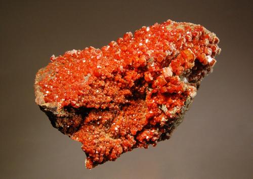 Vanadinite<br />Mina Apache, Globe Hills, Radium, Zona Burch, DistritoGlobe Hills, Distrito Globe-Miami, Condado Gila, Arizona, USA<br />4.5 x 7.5 cm<br /> (Author: crosstimber)