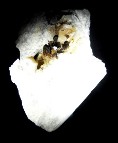 Allanita-(Ce) y Dolomita.<br />Trimouns Mine, Luzenac, Haute-Ariège, Foix, Ariège Department, Occitanie, France<br />50x45 mm.<br /> (Autor: Jesus Franquesa Baucells)