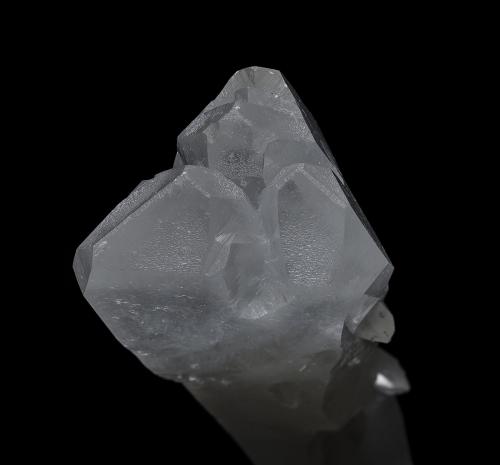 Calcite<br />Sichuan Province, China<br />14.3 x 3.5 cm<br /> (Author: am mizunaka)