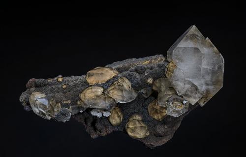 Quartz with Siderite<br />Potosí Mine, Santo Domingo (Francisco Portillo), Santa Eulalia District, Municipio Aquiles Serdán, Chihuahua, Mexico<br />11.5 x 6.8 cm<br /> (Author: am mizunaka)