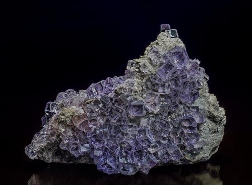 Fluorite<br />La Viesca Mine, La Collada mining area, Huergo, Siero, Comarca Oviedo, Principality of Asturias (Asturias), Spain<br />14.3 x 7.0 cm<br /> (Author: am mizunaka)