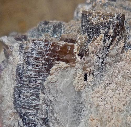 Lepidolita, Albita (variedad cleavelandita)<br />Virgem da Lapa, Vale do Jequitinhonha, Minas Gerais, Brasil<br />Ancho de imagen 3 cm<br /> (Autor: María Jesús M.)