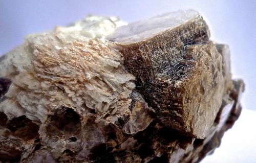 Lepidolita, Albita (variedad cleavelandita)<br />Virgem da Lapa, Vale do Jequitinhonha, Minas Gerais, Brasil<br />Ancho de imagen 5 cm<br /> (Autor: María Jesús M.)