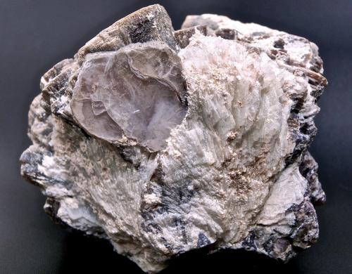 Lepidolita, Albita (variedad Cleavelandita)<br />Virgem da Lapa, Vale do Jequitinhonha, Minas Gerais, Brasil<br />10 x 8 x 7 cm<br /> (Autor: María Jesús M.)