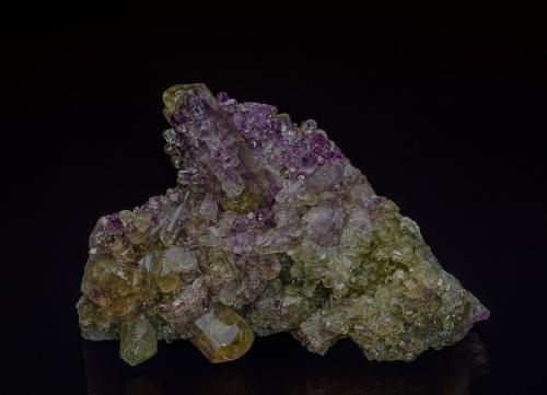 Vesuvianite<br />Jeffrey Mine, Asbestos, Les Sources RCM, Estrie, Québec, Canada<br />6.0 x 3.9 cm<br /> (Author: am mizunaka)