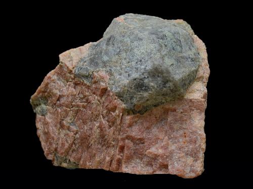 Zircón sobre ortoclasa.<br />Diéresis Mine, Puerto del Cabril, Hornachuelos, Comarca Valle Medio del Guadalquivir, Córdoba, Andalusia, Spain<br />Cristal de 30 x 30 x 17 mm.<br /> (Autor: Antonio Carmona)