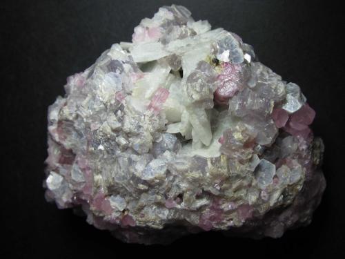 Elbaita (variedad rubelita) y Mica (variedad lepidolita)<br />Pegmatita Mawi, Nilaw-Kolum, Distrito Du Ab, Provincia Nuristan, Afganistán<br />8 x 6''5 cm.<br /> (Autor: prcantos)