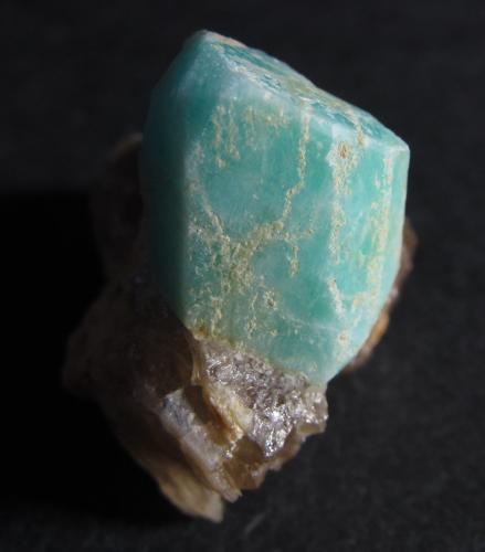 Microclina (variedad amazonita)<br />Imalo, Andrembesoa, Distrito Betafo, Región Vakinankaratra, Madagascar<br />2 x 3 cm.  Cristal de 15 x 18 mm.<br /> (Autor: prcantos)