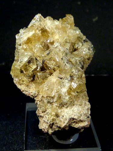 Fluorapatito (variedad esparraguina)<br />Minas Nuestra Señora del Carmen, La Celia, Jumilla, Comarca Altiplano, Región de Murcia (Murcia), España<br />5 x 4,5 x 3 cm.<br /> (Autor: Felipe Abolafia)