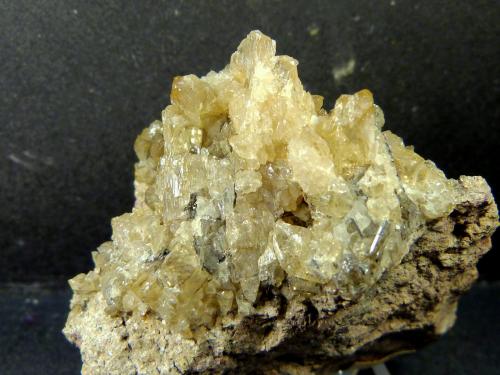 Fluorapatito (variedad esparraguina)<br />Minas Nuestra Señora del Carmen, La Celia, Jumilla, Comarca Altiplano, Región de Murcia (Murcia), España<br />5 x 4,5 x 3 cm.<br /> (Autor: Felipe Abolafia)