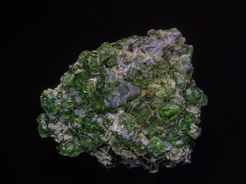 Grossular<br />Jeffrey Mine, Asbestos, Les Sources RCM, Estrie, Québec, Canada<br />3.2 x 2.8 cm<br /> (Author: am mizunaka)