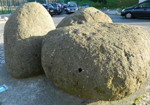 Próxima a la antigua cantera, una rotonda ha sido decorada con estos bolos, presuntas ’bombas volcánicas traquíticas’ (Autor: Miguel Segador)