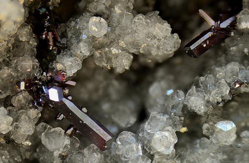 Proustita sobre calcita<br />Las Cruces Mine, Gerena-Guillena-Salteras, Comarca Sierra Norte, Seville, Andalusia, Spain<br />Campo de visión de 8 mm<br /> (Autor: Antonio Carmona)