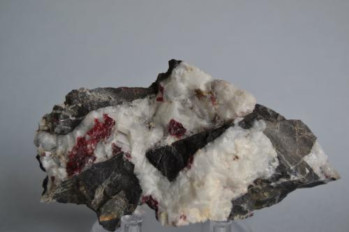 Cinabrio<br />Mina Escarlati, Puerto de las Señales, Maraña, Comarca Montaña Oriental, León, Castilla y León, España<br />9,5 x 4,5x 4 cm<br /> (Autor: Raul S. Llorente)