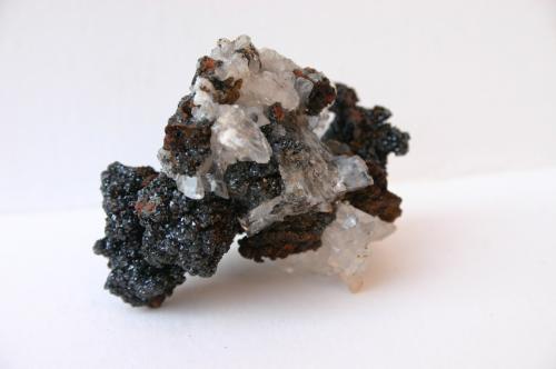 Descloizita y calcita<br />Mina da Preguiça, Sobral da Adiça, Moura, Distrito Beja, Baixo Alentejo, Alentejo, Portugal<br />50mm - 42mm - 35mm<br /> (Autor: Pedro Naranjo)
