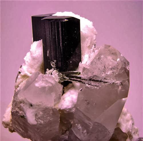 Tourmaline<br />Chamachu, Montes Haramosh, Distrito Baltistán, Gilgit-Baltistan (Áreas del Norte), Paquistán<br />H:7cm x W:6.5cm x D:4.5cm<br /> (Author: Adrian Pripoae)