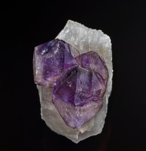 Quartz (variety amethyst)<br />Crystal Ridge, Johnson Spring, Tibbetts District, Inyo Mountains, Inyo County, California, USA<br />5.2 x 3.2 cm<br /> (Author: am mizunaka)