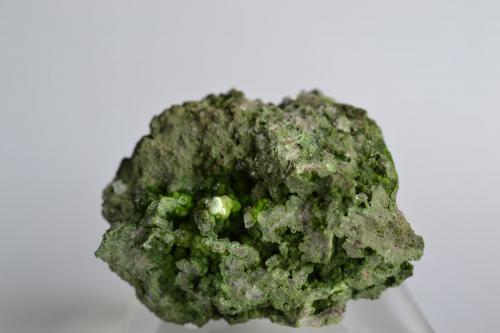 Mottramita y Calcita<br />Mina Tsumeb, Tsumeb, Región Otjikoto, Namibia<br />5,3 x 4 x 3,4 cm<br /> (Autor: Raul S. Llorente)