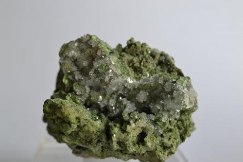 Mottramita y Calcita<br />Mina Tsumeb, Tsumeb, Región Otjikoto, Namibia<br />5,3 x 4 x 3,4 cm<br /> (Autor: Raul S. Llorente)