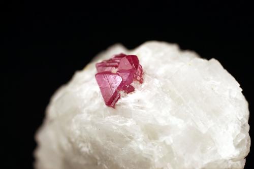 Corindón (variedad rubí)<br />Nagar, Hunza Valley, Nagar District, Gilgit-Baltistan (Northern Areas), Pakistan<br />5.2 x 4.4 x 3.8 centimetros<br /> (Autor: Ricardo Melendez)