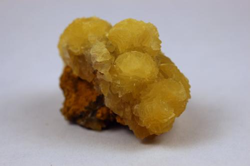 Calcita<br />Mina Trinidad, Cerros del Romeral y Pechón, Benalmádena-Mijas, Comarca Costa del Sol Occidental, Málaga, Andalucía, España<br />3.8 x 2.5 x 2.4 centimetros<br /> (Autor: Ricardo Melendez)