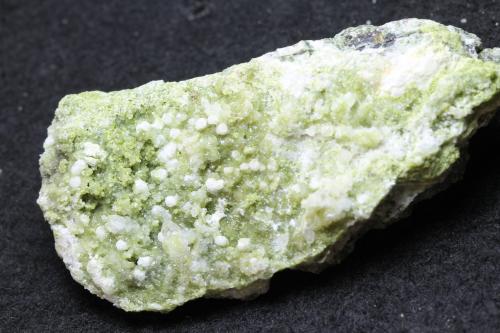 Analcima con calcita y epidota<br />Pedrera Enviny, Roca de Sant Julià, Montardit de Dalt, Sort, Comarca Pallars Sobirà, Lérida / Lleida, Cataluña / Catalunya, España<br />6 x 4 x 2 cm<br /> (Autor: karbu8)