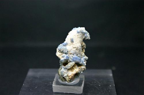 Benitoita y natrolita<br />Mina California State Gem (Benitoite Gem Mine), Zona San Benito River headwaters, Pico Santa Rita, Distrito New Idria, Condado San Benito, California, USA<br />32mm - 18mm - 12mm<br /> (Autor: Pedro Naranjo)