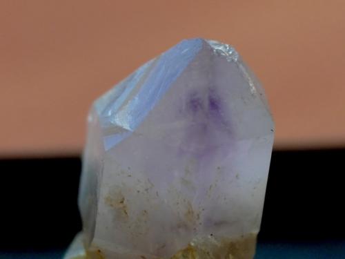 Cuarzo (variedad amatista)<br />Afloramiento por corte de pista forestal, Gondomar, Comarca Vigo, Pontevedra, Galicia / Galiza, España<br />17 mm x 12 mm x 9 mm<br /> (Autor: Javier MC)
