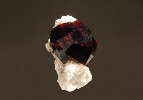 Spessartine<br />Garnet Hill, Ely, Distrito Robinson, Condado White Pine, Nevada, USA<br />1.1 x 2.0 cm<br /> (Author: crosstimber)