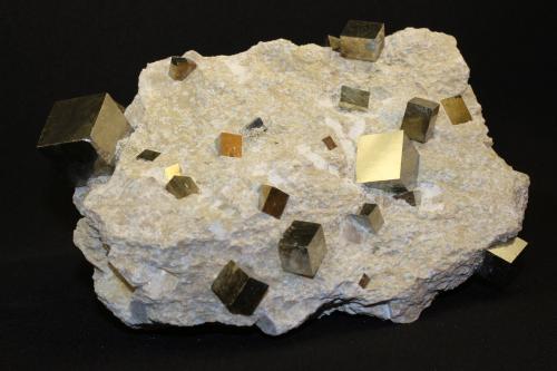 Pirita<br />Ampliación a Victoria Mine, De Alcarama Range, Navajún, Comarca Cervera, La Rioja, Spain<br />15.5 x 12.4 x 7.2 centimetros<br /> (Autor: Ricardo Melendez)