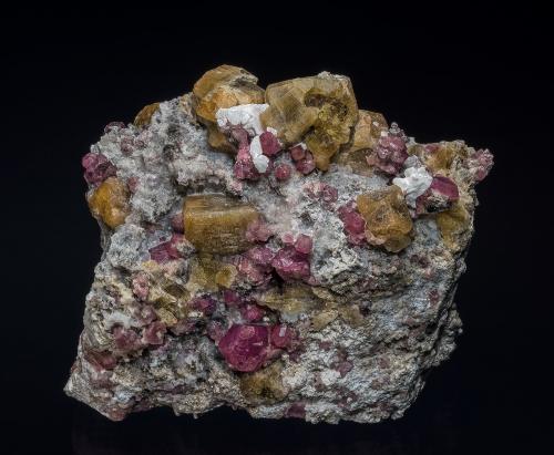 Vesuvianite, Grossular<br />Sierra de las Cruces, Distrito Minero Sierra Mojada, Municipio Sierra Mojada, Coahuila (Coahuila de Zaragoza), México<br />7.5 x 6.8 cm<br /> (Author: am mizunaka)