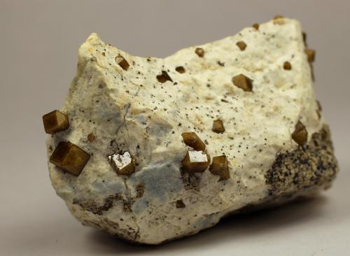 Vesuvianita<br />Sierra de las Cruces, Sierra Mojada mining district, Municipio Sierra Mojada, Coahuila (Coahuila de Zaragoza), Mexico<br />6.5 x 3 x 3.5 centimetros<br /> (Autor: Ricardo Melendez)